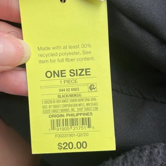 2 brand new winter hats - Picture 16 of 16